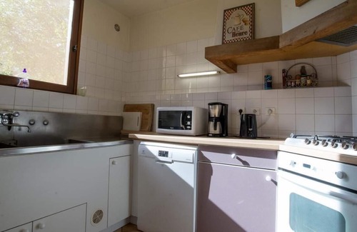 Ceyssat Casa | Holiday Home 'Gite Des Domes' with Private Terrace, Private Garden and Wi-Fi