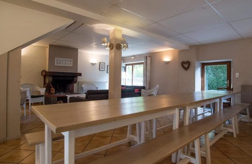Ceyssat Casa | Holiday Home 'Gite Des Domes' with Private Terrace, Private Garden and Wi-Fi