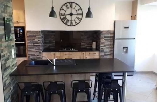 Allassac Casa | Casa de vacaciones 'Gîte La Chartrouille' con terraza privada, jardín privado y Wi-Fi
