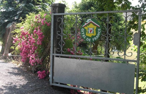 Allassac Casa | Casa de vacaciones 'Gîte La Chartrouille' con terraza privada, jardín privado y Wi-Fi