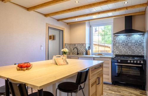 Plainfaing Casa | Casa de vacaciones 'Gîte Les 3 Cerfs - 3 Étoiles' con vistas a la montaña, terraza privada y Wi-Fi