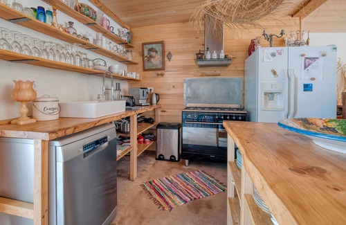 Dourgne Casa | Casa de vacaciones 'Grange Spacieuse Et Élégante' con vistas al lago, piscina compartida y Wi-Fi