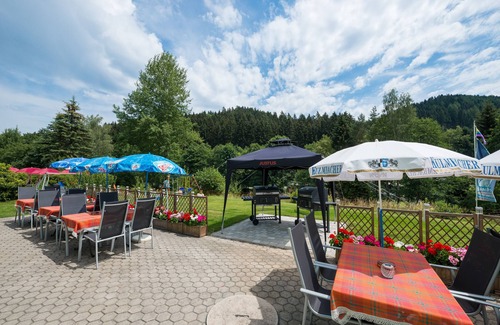 Warmensteinach Casa | Casa de vacaciones 'Gruppenferienhaus Dressel' con vistas a la montaña, terraza compartida y Wi-Fi