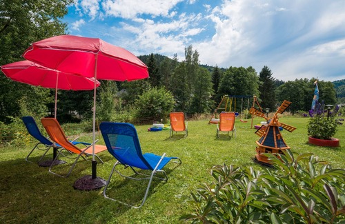 Warmensteinach Casa | Casa de vacaciones 'Gruppenferienhaus Dressel' con vistas a la montaña, terraza compartida y Wi-Fi