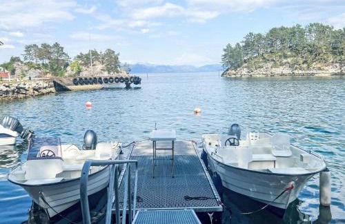 Tysnes Casa | Holiday Home Gule huset by Interhome