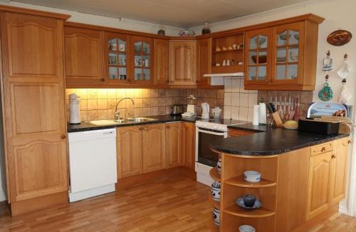 Tysnes Casa | Holiday Home Gule huset by Interhome