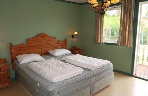 Tysnes Casa | Holiday Home Gule huset by Interhome