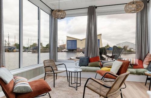 Woudsend Casa | Holiday Home Harboursuite 2 incl- motorboot by Interhome
