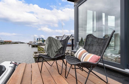 Woudsend Casa | Holiday Home Harboursuite 2 incl- motorboot by Interhome