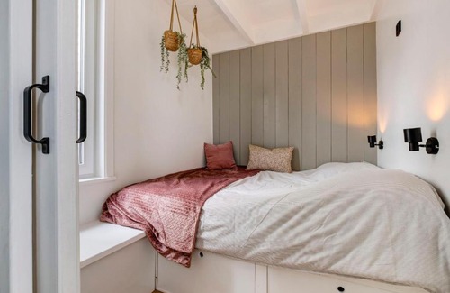 Woudsend Casa | Holiday Home Harboursuite 2 incl- motorboot by Interhome