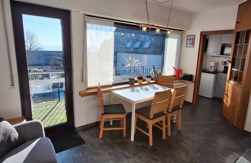 Attendorn Casa | Casa de vacaciones 'Höhenflug' con vistas a la montaña, terraza privada y Wi-Fi