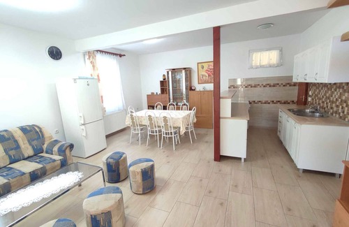 Balatonmariafurdo Casa | Casa vacacional con piscina y terraza