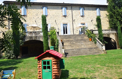 Pont-de-Labeaume Casa | Espaciosa casa de vacaciones en Ardèche con Piscina