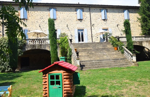 Pont-de-Labeaume Casa | Bonita casa de vacaciones con jardín privado
