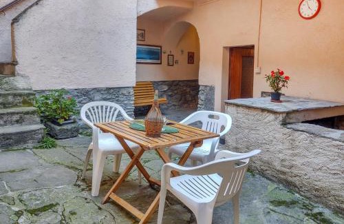 Calozzo Casa | Holiday Home Il Cortile by Interhome