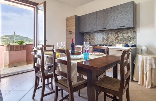 Codrongianos Casa | Casa de vacaciones "Il Risveglio" con vistas a la montaña, terraza privada y Wi-Fi