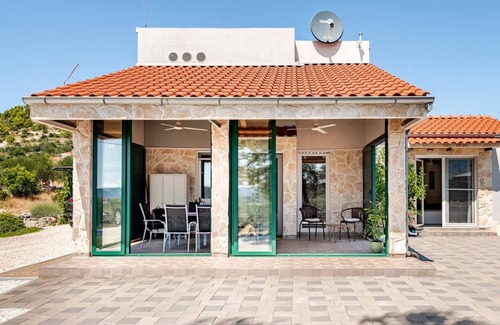 Marina Chalet De Esquí | Holiday home in a small village - sourrounded by olives and nature