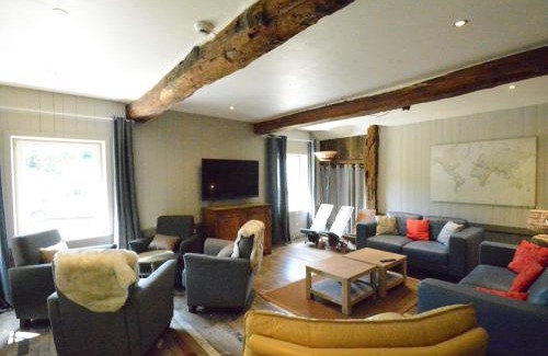 Gembes Casa | Holiday Home in Bièvre with Terrace