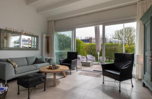 Nieuwvliet Casa | Holiday Home in Nieuwvliet near the Beach
