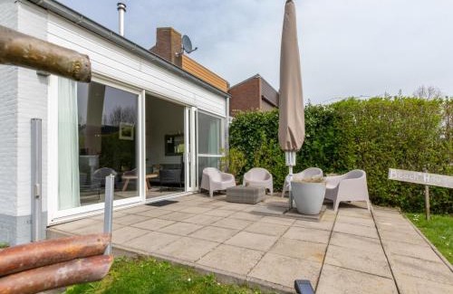 Nieuwvliet Casa | Holiday Home in Nieuwvliet near the Beach