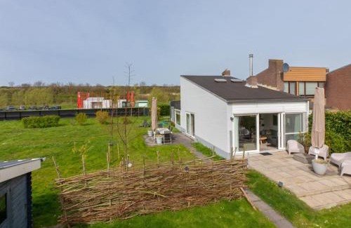 Nieuwvliet Casa | Holiday Home in Nieuwvliet near the Beach