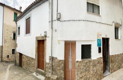 Villamiel Casa | Holiday Home in Villamiel with Mountain Views, cleaning included
