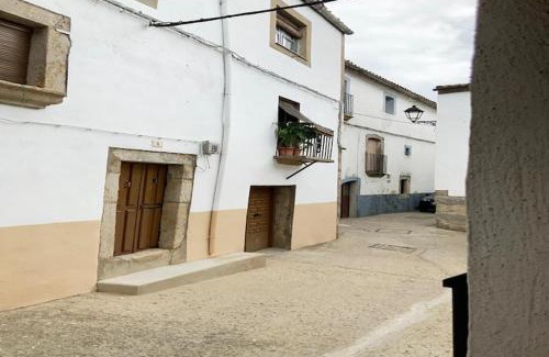 Villamiel Casa | Holiday Home in Villamiel with Mountain Views, cleaning included