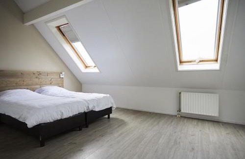 Heinkenszand Casa | Holiday Home in Zeeland with Garden