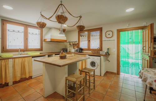 Marazuela Casa | Casa de vacaciones 'La Alameda' con vistas al mar, piscina privada y Wi-Fi