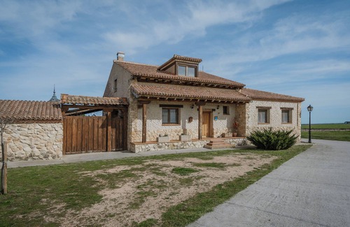 Marazuela Casa | Casa de vacaciones 'La Alameda' con vistas al mar, piscina privada y Wi-Fi