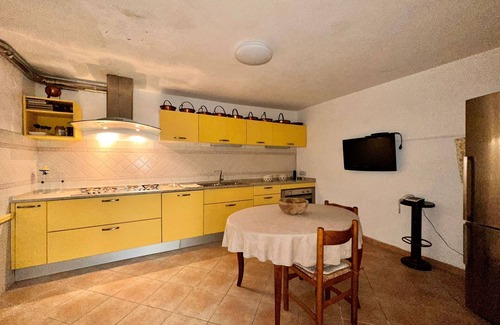Serramazzoni Casa | Casa de vacaciones "La Casa della Nonna" con vistas a la montaña, terraza privada y Wi-Fi