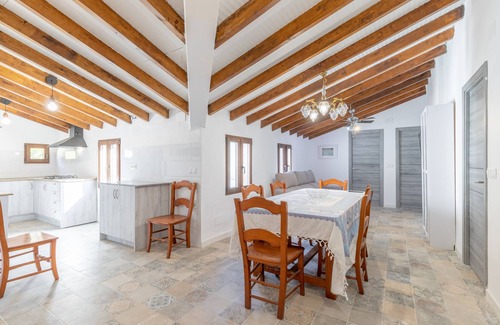 Xirles Casa | Casa de vacaciones 'La Cambra De La Clau' con vistas a la montaña, terraza privada y Wi-Fi