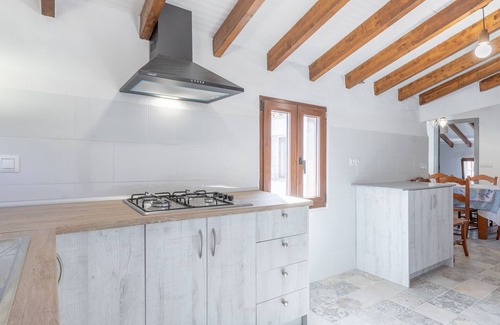 Xirles Casa | Casa de vacaciones 'La Cambra De La Clau' con vistas a la montaña, terraza privada y Wi-Fi
