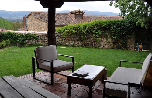 Requijada Casa | Casa Vacacional 'La Casa Del Herrero' con Vista a la Montaña, Jardín Privado y Wi-Fi