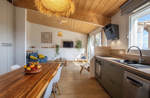 Salazac Casa | Casa de vacaciones 'La Chant Des Tongs - La Canopée' con vistas a la montaña