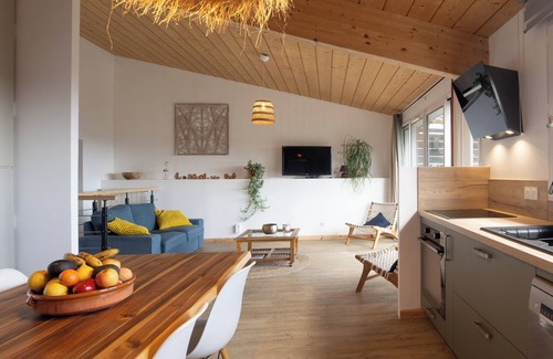 Salazac Casa | Casa de vacaciones 'La Chant Des Tongs - La Canopée' con vistas a la montaña