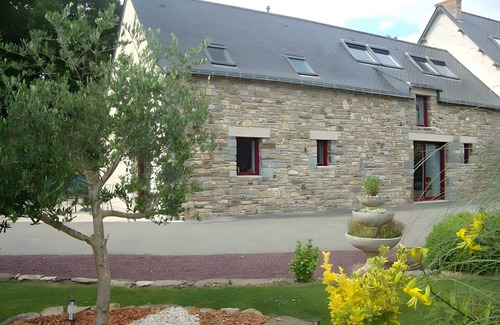 Reminiac Casa | Holiday Home 'La Clémençaie' with Private Terrace, Private Garden and Wi-Fi