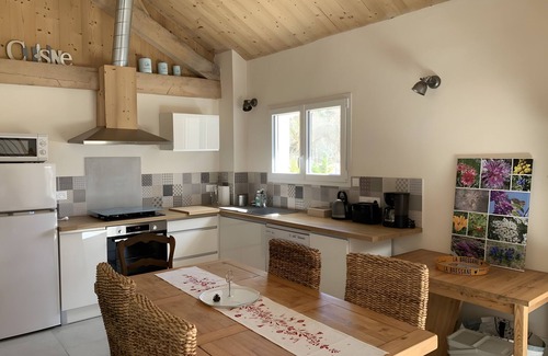 Le Saix Casa | Holiday Home 'La Grange Des Pépinières' with Mountain View and Wi-Fi