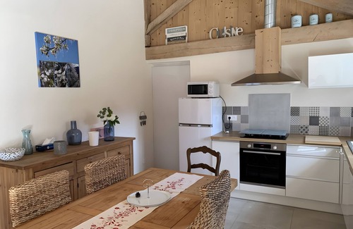 Le Saix Casa | Holiday Home 'La Grange Des Pépinières' with Mountain View and Wi-Fi