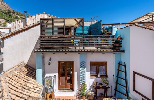 Guejar Sierra Casa | Casa de vacaciones 'La Lechuga Azul' con vistas a la montaña, terraza privada y Wi-Fi