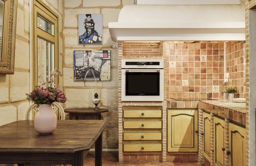 Lormont Casa | Holiday Home 'La Maison Du Vieux Lormont' with Private Terrace