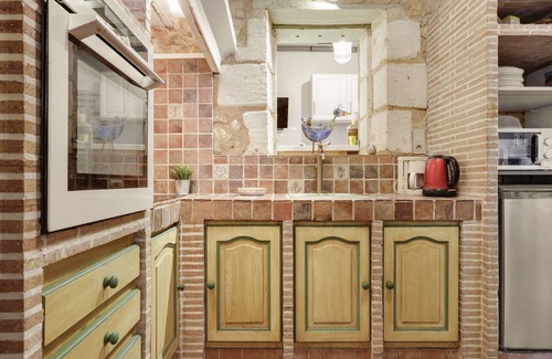 Lormont Casa | Holiday Home 'La Maison Du Vieux Lormont' with Private Terrace