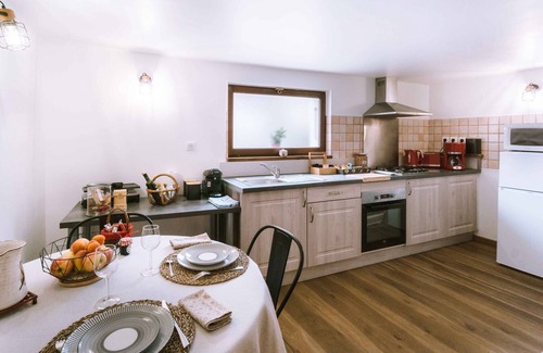Bonvillard Casa | Casa de vacaciones "La Petite Maison" con vistas a la montaña, jardín privado y Wi-Fi