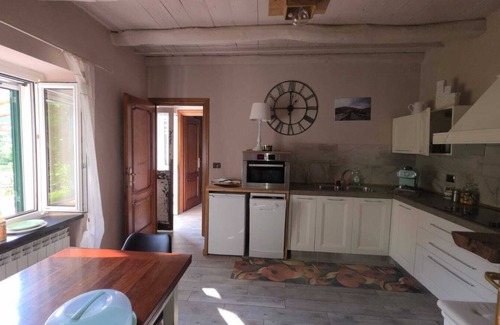 Osiglia Casa | Casa vacacional 'La Rosa sul Lago' apta para mascotas, con jardín privado, spa y Wi-Fi