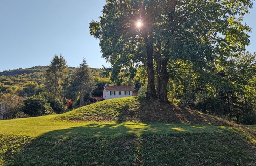 Osiglia Casa | Casa vacacional 'La Rosa sul Lago' apta para mascotas, con jardín privado, spa y Wi-Fi