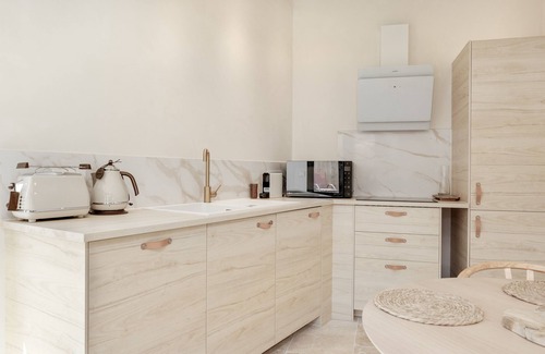 Montagne Casa | Holiday Home 'La Suite - Balnéo Privative' with Shared Pool, Wi-Fi and Air Conditioning