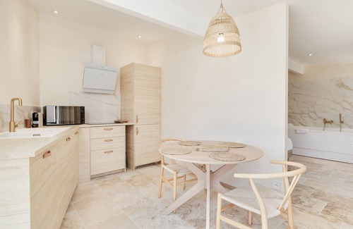 Montagne Casa | Holiday Home 'La Suite - Balnéo Privative' with Shared Pool, Wi-Fi and Air Conditioning