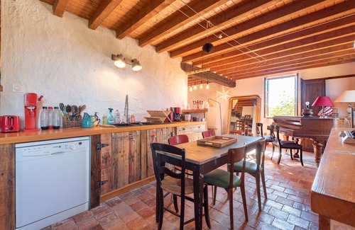 Malabat Casa | Casa de vacaciones 'La Toumet' con vistas a la montaña, piscina privada y Wi-Fi