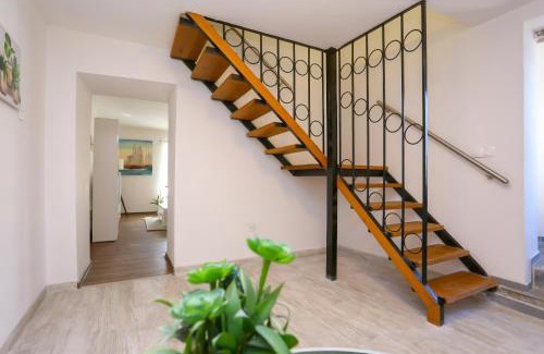 Mravince Apartamento | Holiday Home Lany