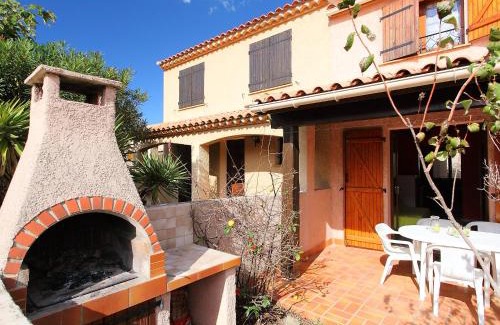 Saint-Pierre-la-Mer Casa | Holiday Home Les Colombes by Interhome